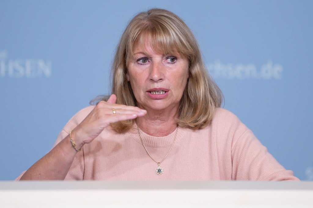 Petra Köpping (SPD), Sozialministerin von Sachsen, spricht auf einer Pressekonferenz.