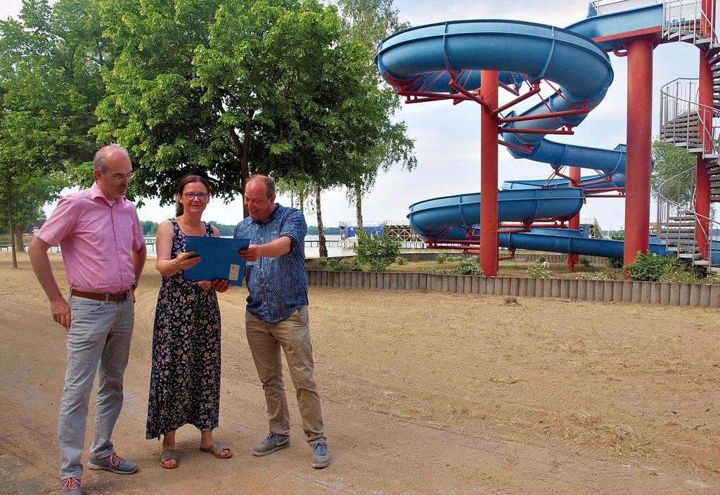 Sonja Nowak (Mitte) als kommissarische Chefin der Luftkurort GmbH beriet mit Bürgermeister Norman Klebe (links) und Anbieter Danny Gergel im Strandbad.