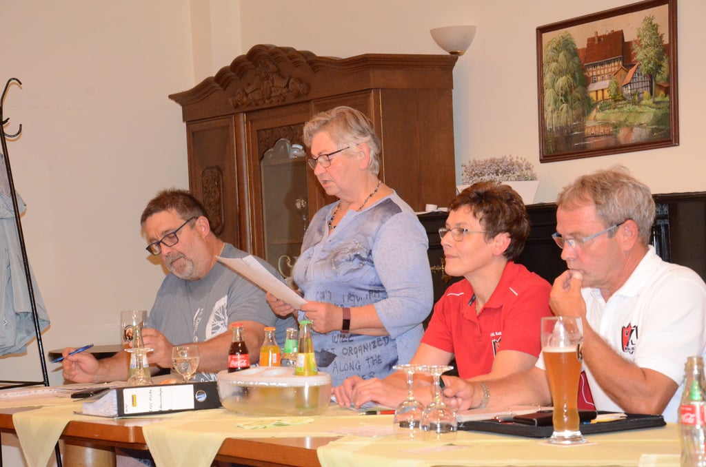 Kassenwartin Karla Richter (2. von links) trägt den Kassenbericht vor. Zum neu gewählten Vorstand gehören unter anderem auch Diana Jung (Vorsitzende), Thomas Kramp, (stellvertretender Vorsitzender, rectts) und Jens Fuhrmann (Beisitzer).