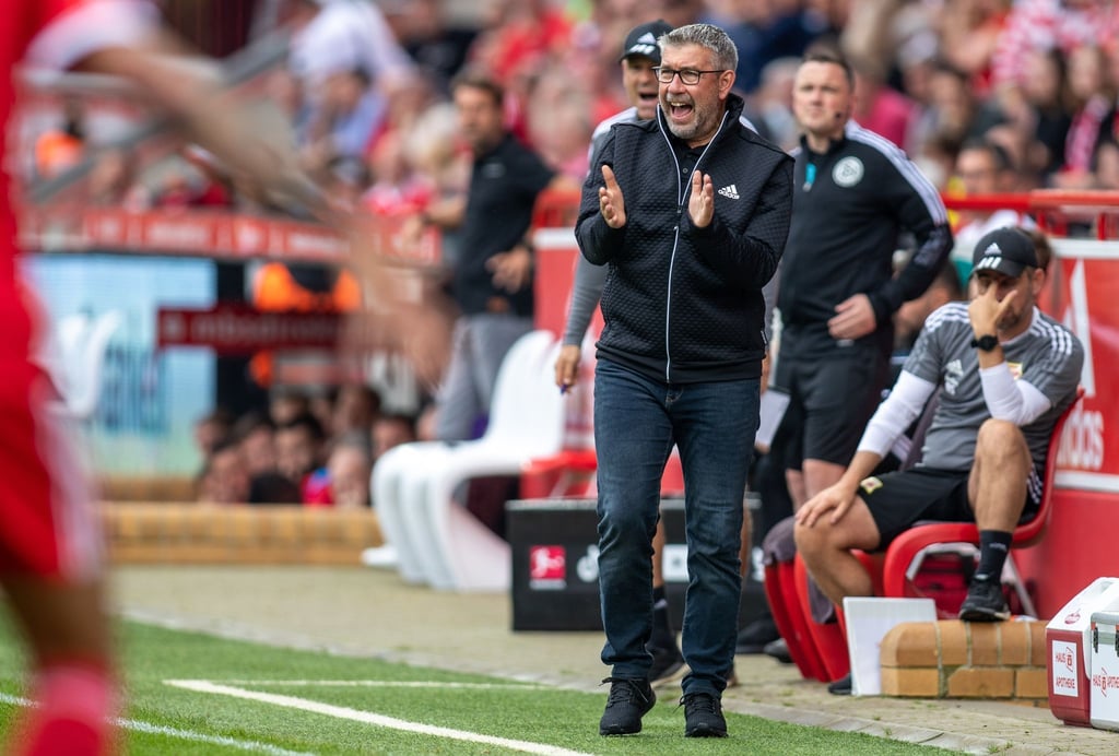 Trainer Urs Fischer von Union Berlin ruft seinem Team gestikulierend etwas zu.
