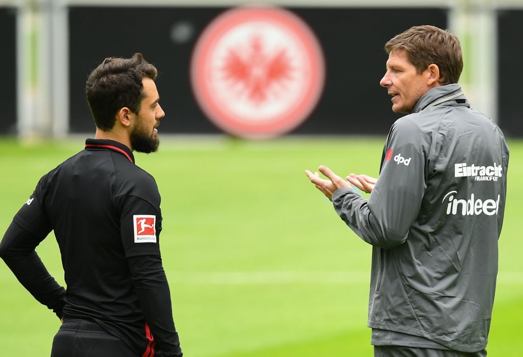 Cheftrainer Oliver Glasner (r) verzichtet in der Europa League auf Amin Younes.