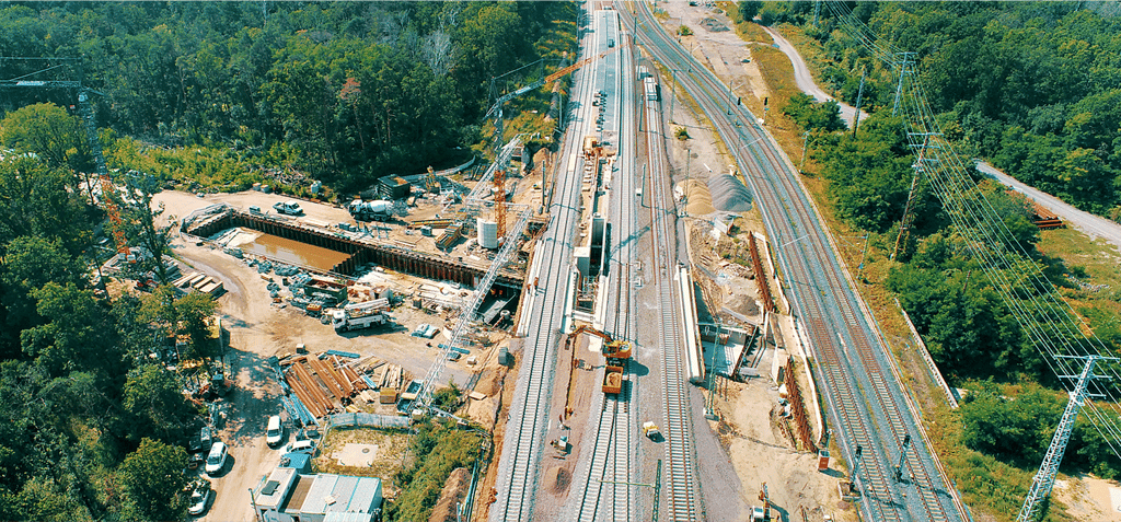 Die Gleise links im Bild gehören zur neuen Eisenbahnbrücke bei Meinsdorf. Die beiden rechten Gleise liegen auf der alten Brücke, die abgerissen wird.