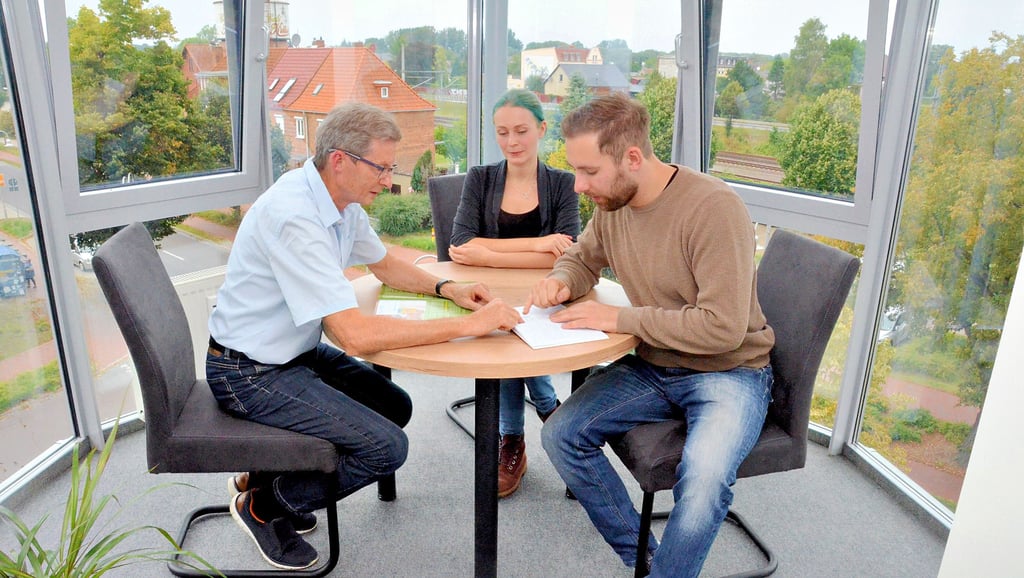 Ein lichtdurchfluteter Platz für neue Ideen: Existenzgründerberater Volker Lahmann (links) im Gespräch mit den Salzwedeler Jungunternehmern Sarah Schwenecke und Jan Rakowske im verglasten Erker des Coworking-Besprechungsraums in ?haus5?.