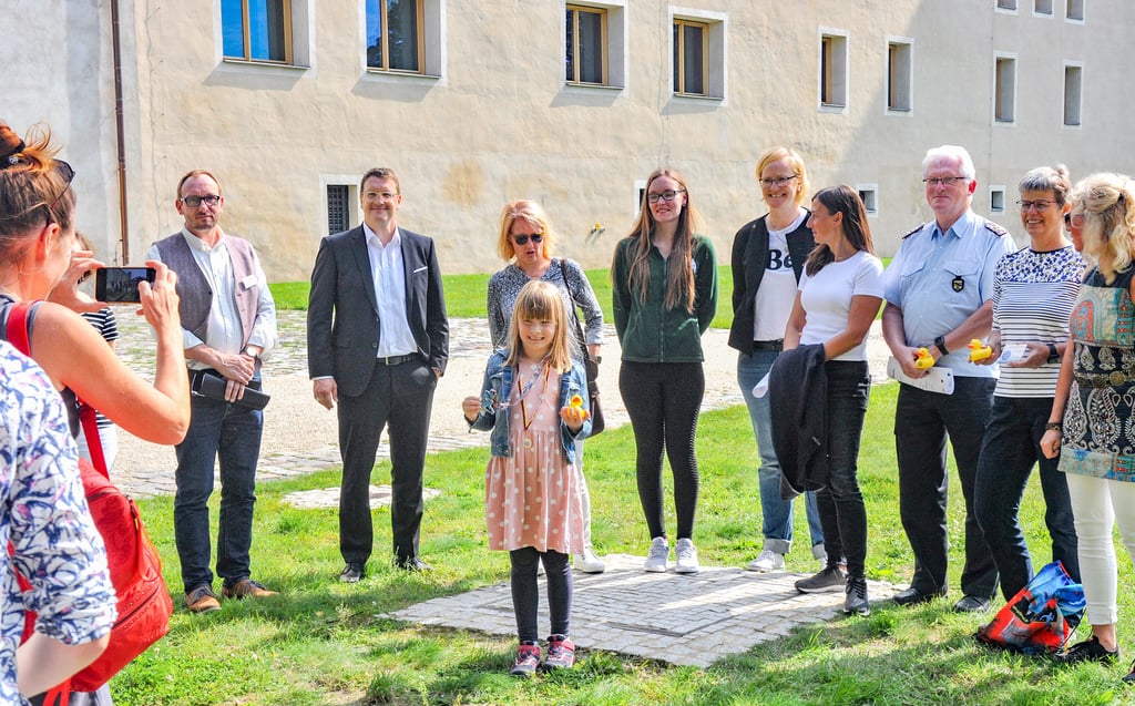 Wittenberg: Oberbürgermeister Torsten Zugehör (zweiter von links) stellt das Programm für Kinder-Erlebnis-Wochenende auf der Schlosswiese vor.