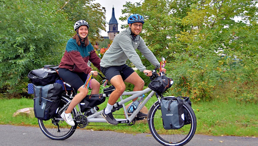 Vom Ufer der Ohre in Haldensleben starten Julie Bornkampf und Lukas Mühlisch ihre außergewöhnliche Reise. Das Paar tritt die nächsten vier bis sechs Wochen in die Pedalen des Tandems, um nach etwa 1900 Kilometer in Barcelona anzukommen.
