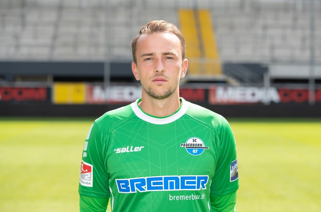 Torwart Leopold Zingerle schaut in die Kamera.