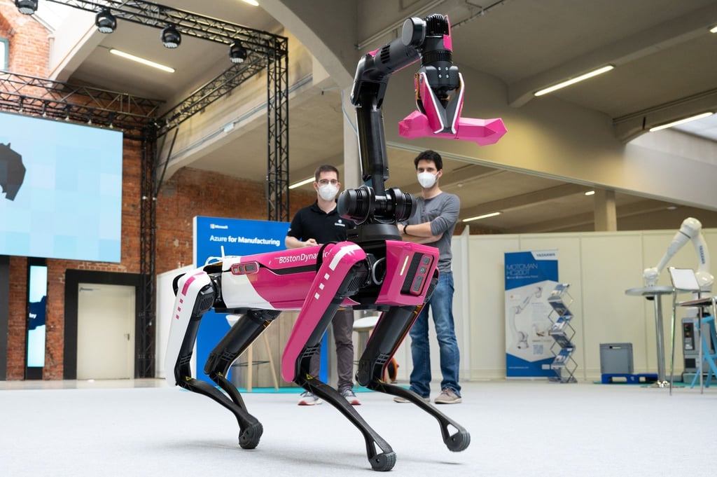 Mitarbeiter der TU Dresden demonstrieren einen Roboterhund des Robotik-Unternehmens Boston Dynamics.