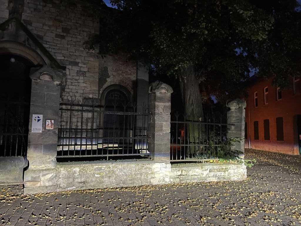 Die Mauer vor der Kirche in Wolmirsleben ist sanierungsbedürftig.