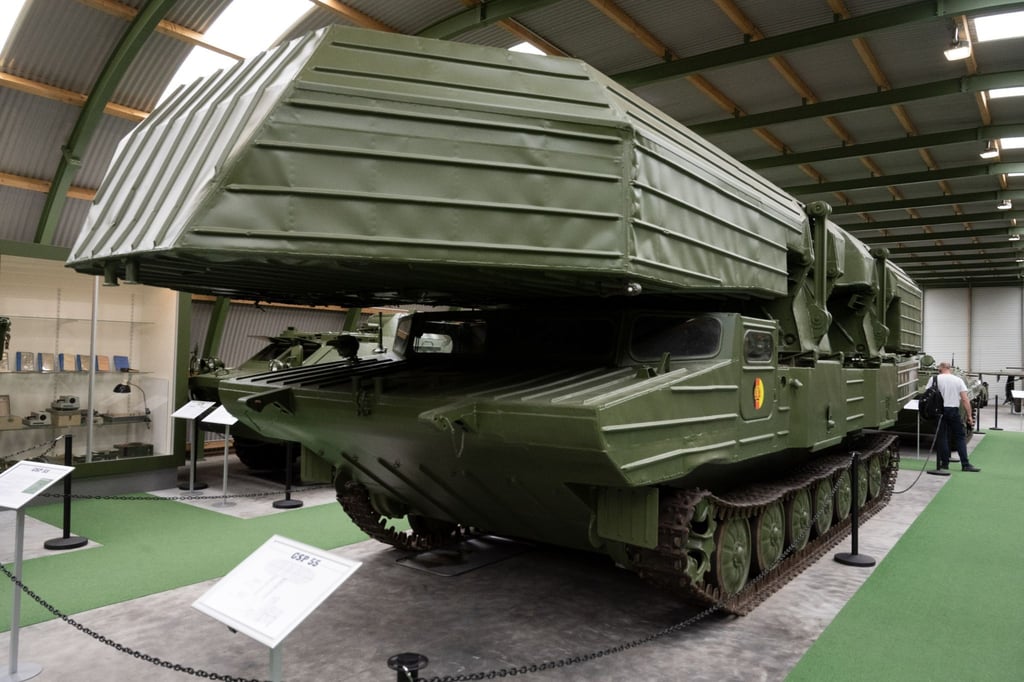 Eine sowjetische amphibische Fähre GSP 55 steht im NVA-Museum Prora.