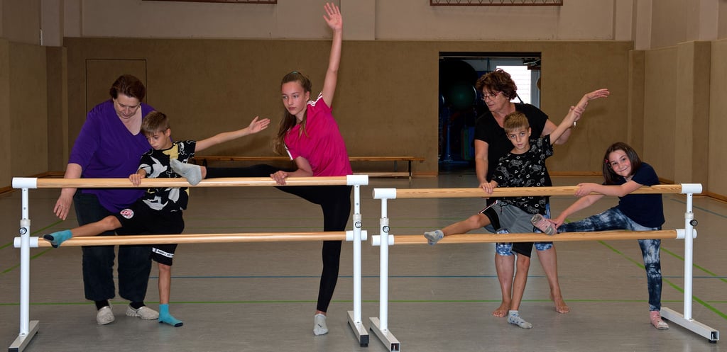 Leo, Mareen, Luis und Milana trainieren an der Ballettstange. Hilfestellung gibt es von Emilia Klein (links) und Cornelia Dutschke.