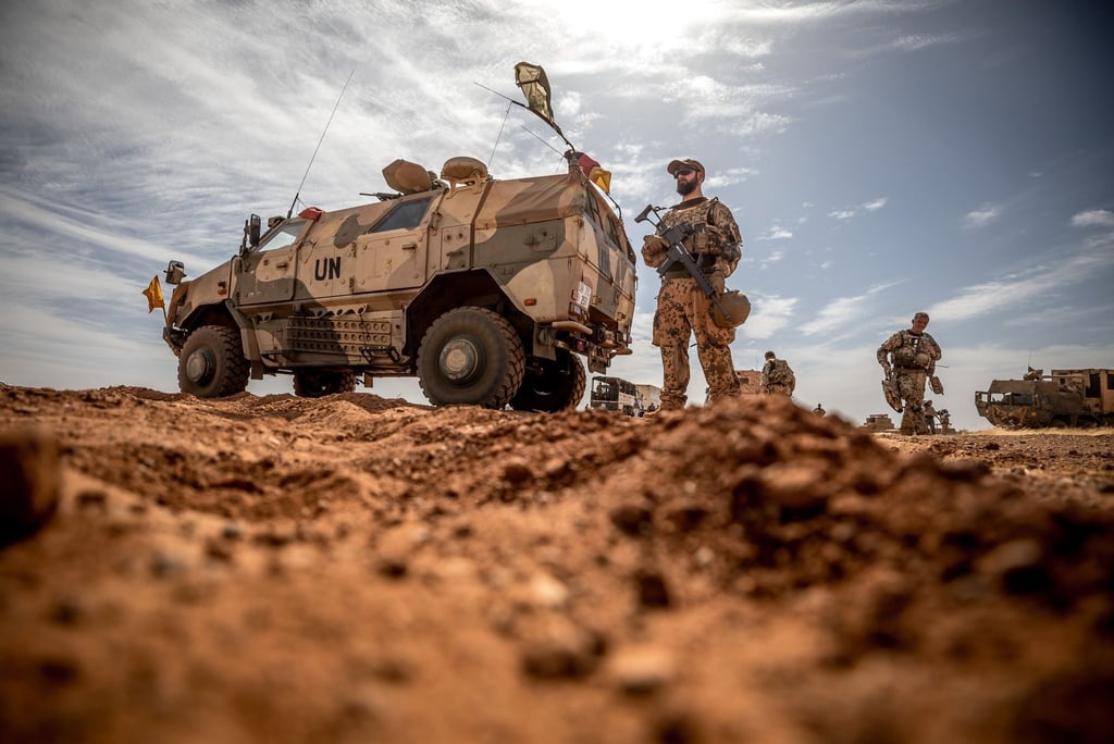 Ein Soldat der Bundeswehr steht am Flughafen nahe des Stützpunktes in Gao im Norden Malis.