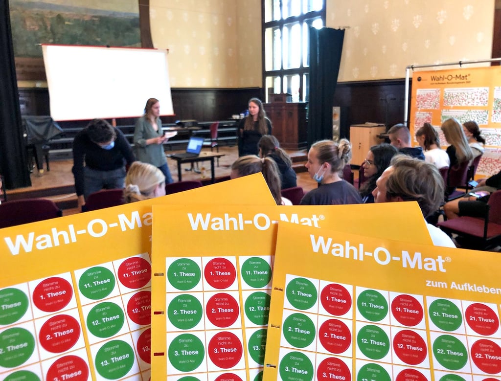 Zum Auftakt des Workshops gibt es für die Schüler des Sozialkunde-Kurses einen Vortrag rund um Demokratie und Wahlen mit den Studentinnen Anja Silbe und Mayely Müller.