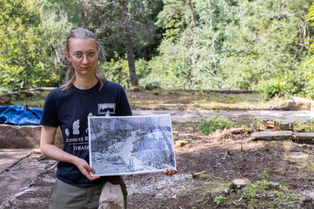 Die Ausgrabungsleiterin Juliette Brangé auf den Grundmauern der ehemaligen Schmiede des NS-Konzentrationslagers Natzwiller-Struthof.