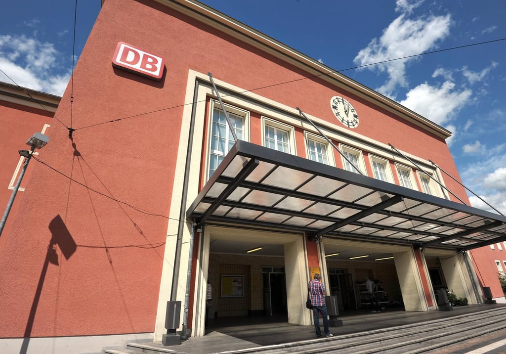 Durch eine Kontrolle am Dessauer Bahnhof konnte ein per Haftbefehl gesuchter Mann gefunden werden.