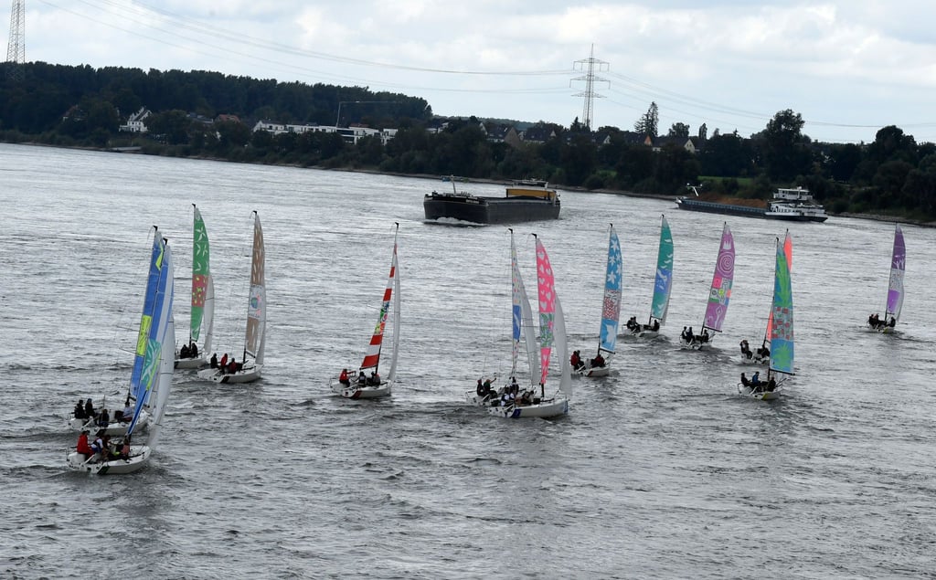Segelboote starten auf dem Rhein zur weltweit ersten Kulturregatta.