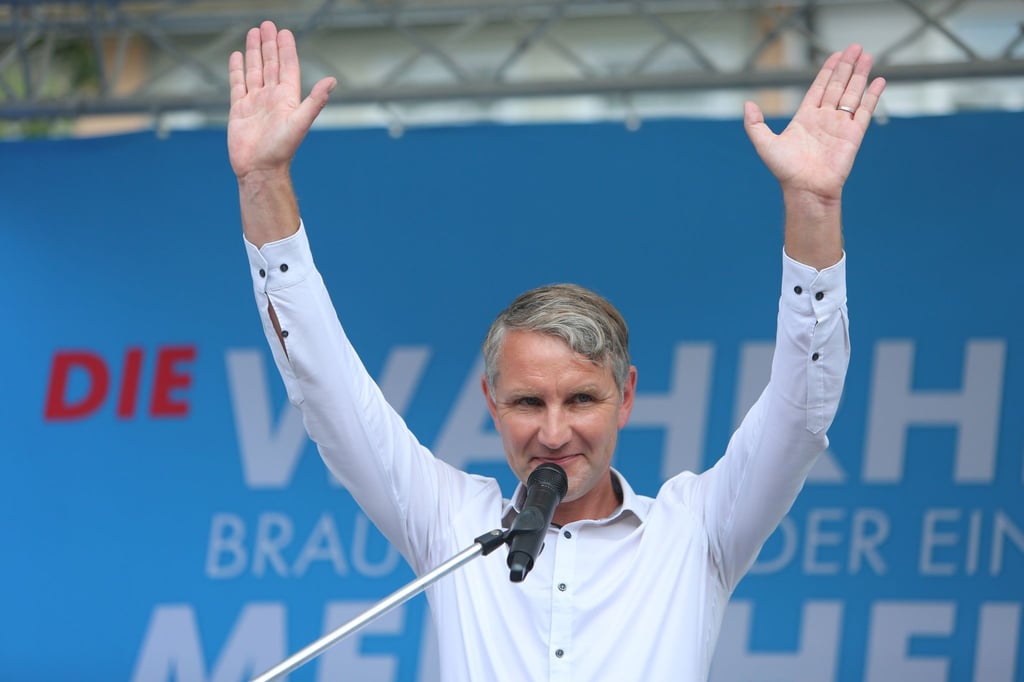 Björn Höcke, Fraktionsvorsitzender der AFD im Thüringer Landtag, spricht auf einem Marktplatz.