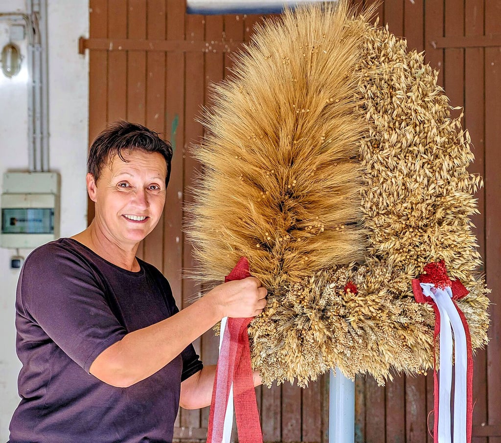 Mit dieser Erntekrone möchte sich Kathrin Ahlers beim Erntefest des Landes Sachsen-Anhalt am Wettbewerb um den Publikumspreis beteiligen.