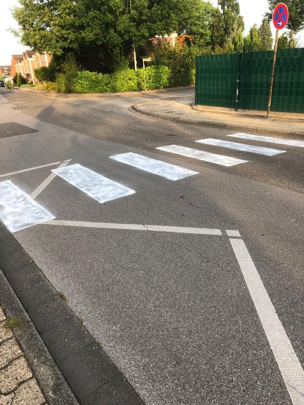 Ein Zebrastreifen wurde vor eine Grundschule gemalt.