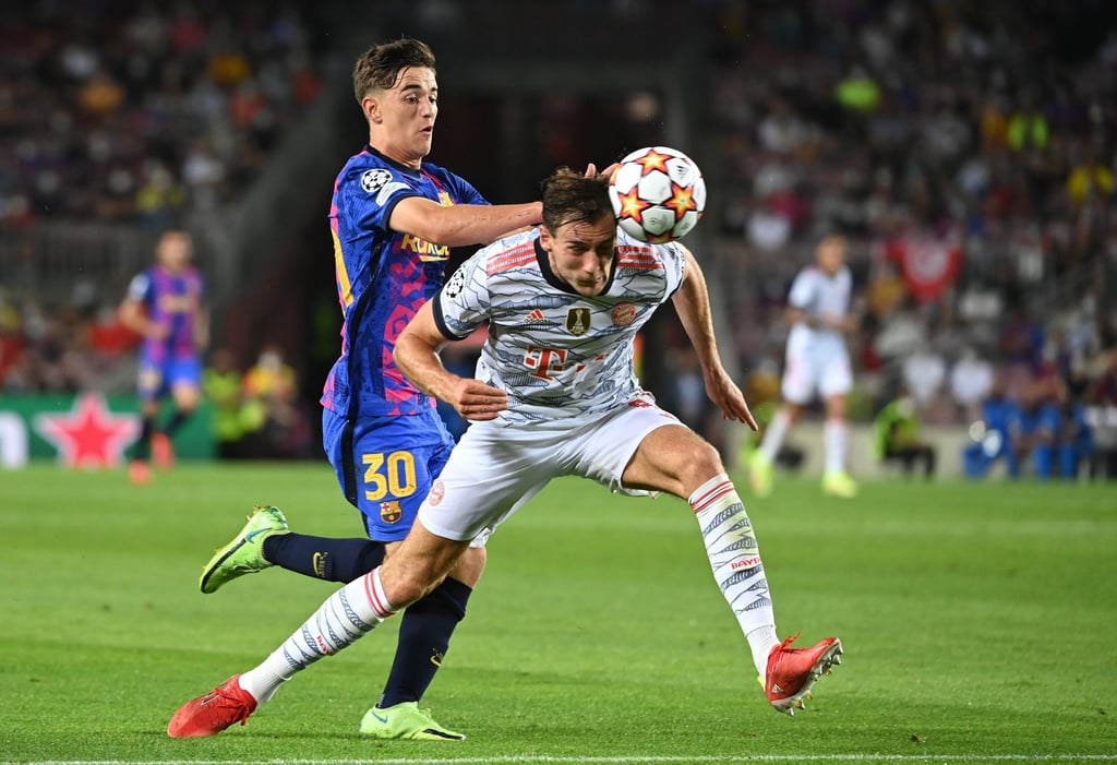 Barcelonas Mittelfeldspieler Gavi (l) und Münchens Mittelfeldspieler Leon Goretzka.