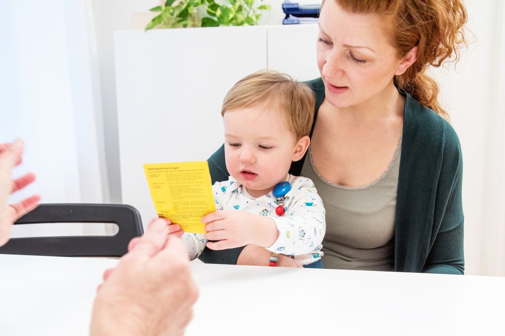 Kleine Kinder brauchen laut einer Studie nach der Impfung vor allem eins: Körperkontakt mit ihren Eltern.