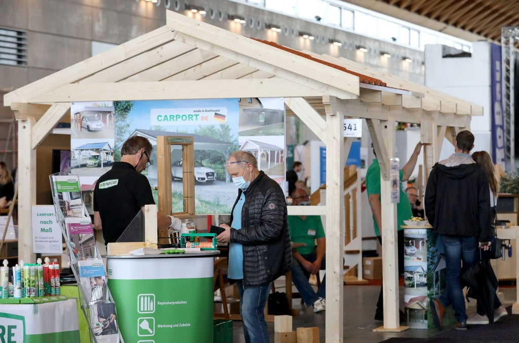 Besucher schauen sich nach der Eröffnung der Messe Robau 2020 um.