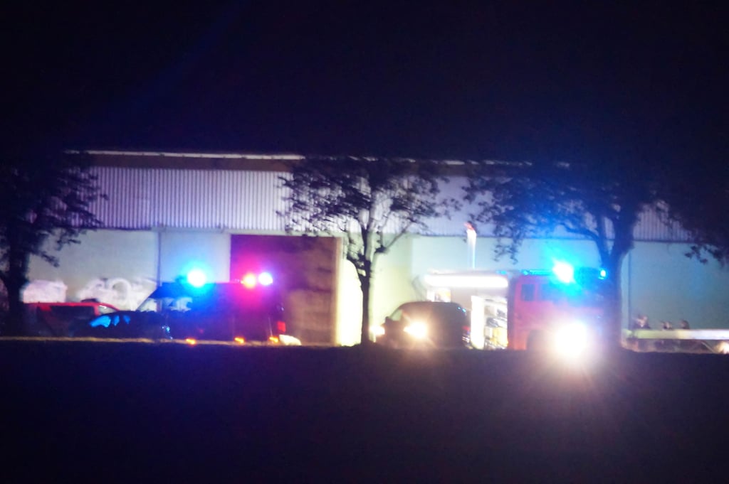 Retter im Einsatz vor der Lagerhalle.