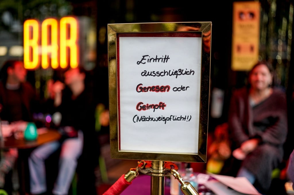 Hinweis auf die 2G-Regel bei einer Hamburger Bar.
