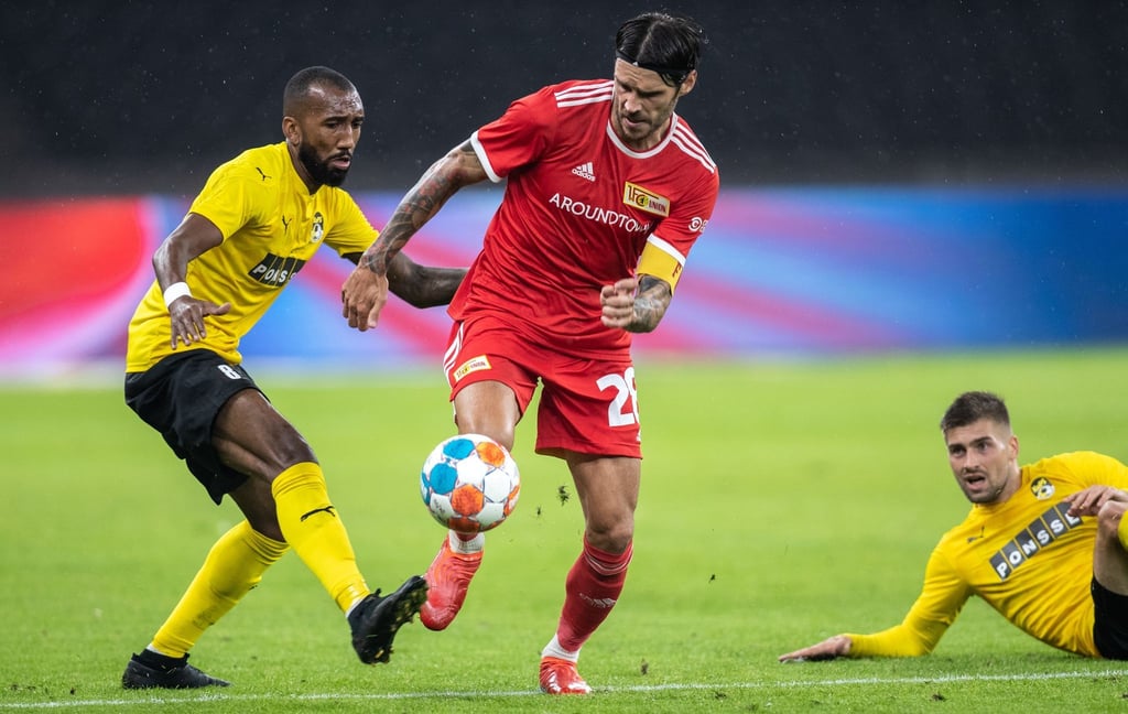 Kuopios Rangel (l) versucht Unions Christopher Trimmel (M) den Ball abzunehmen.