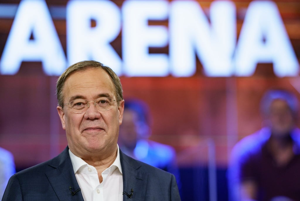 Armin Laschet steht in der ARD-Wahlarena in der Kulturwerft Gollan.