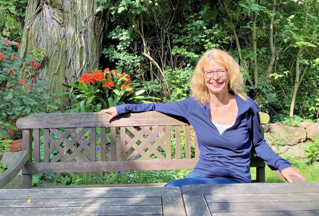 Kerstin Alexander in ihrem Garten: ?Ich bin ein Freund des Regens geworden?, sagt die Künstlerin. ?Wenn man ein paar Jahre Trockenheit hinter sich hat, dann kriegen so Kleinigkeiten eine neue Schönheit, eine neue Wichtigkeit.?