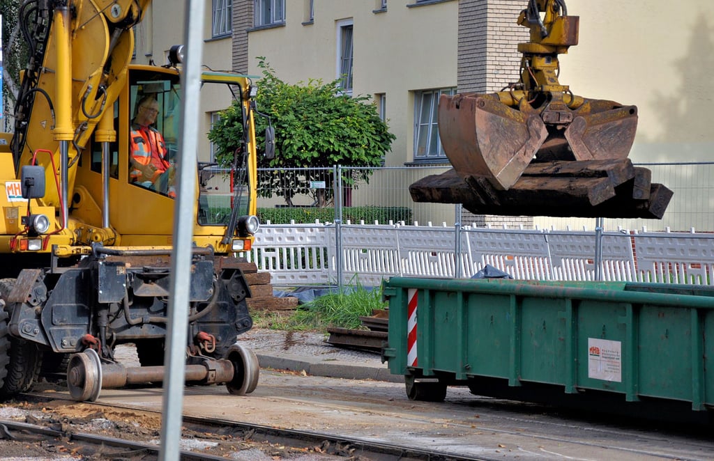 Die Cracauer Straße in Magdeburg ist im Bereich des Übergangs zur Turmschanzenstraße zurzeit gesperrt. Hier werden alte Gleise abgebaut, um die neue Straßenbahnstrecke zur Pylonbrücke ans bestehende Gleisnetz anbinden zu können.