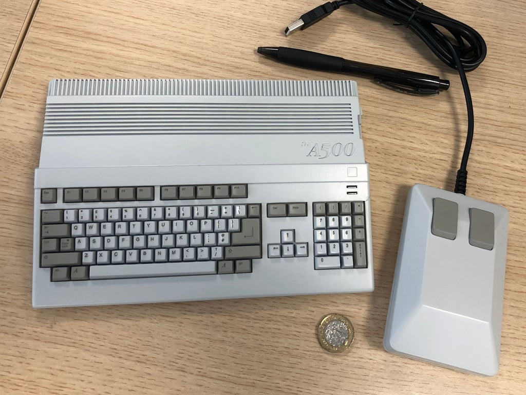 Gleiche Form, neue Größe: Der The A500 Mini kommt als Neuauflage des Amiga 500 von 1987 Anfang 2022 in den Handel.