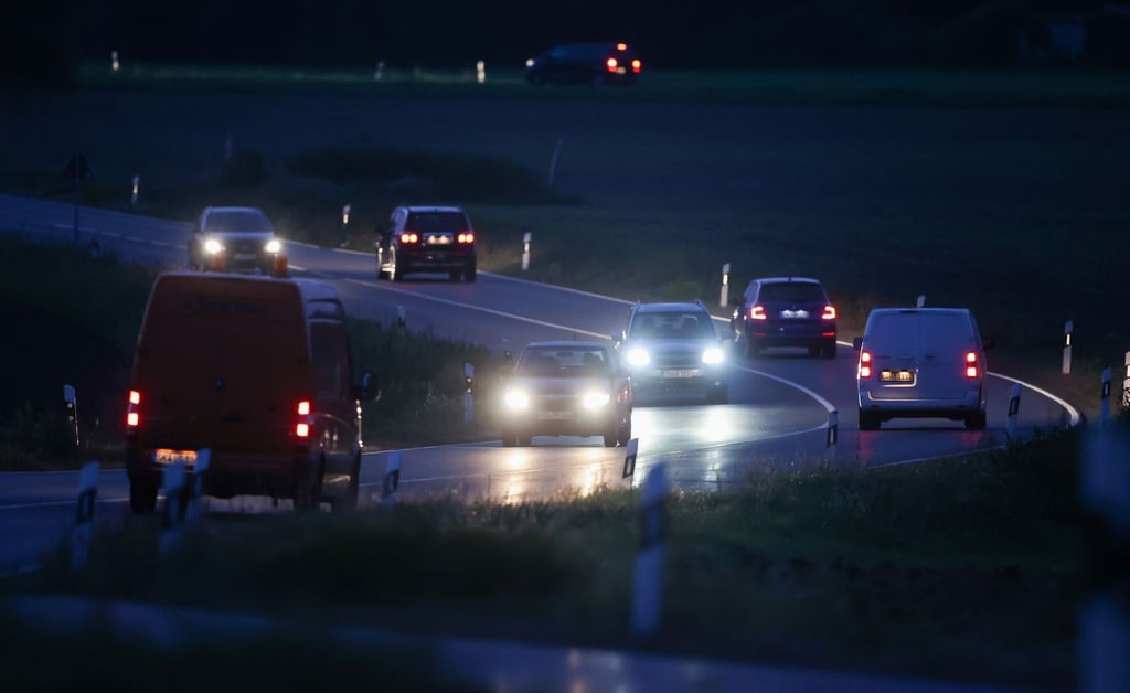 Viele Beschäftigte fahren am liebsten mit dem Auto zur Arbeit - wie auch hier auf einer Landstraße am Stadtrand von Leipzig.