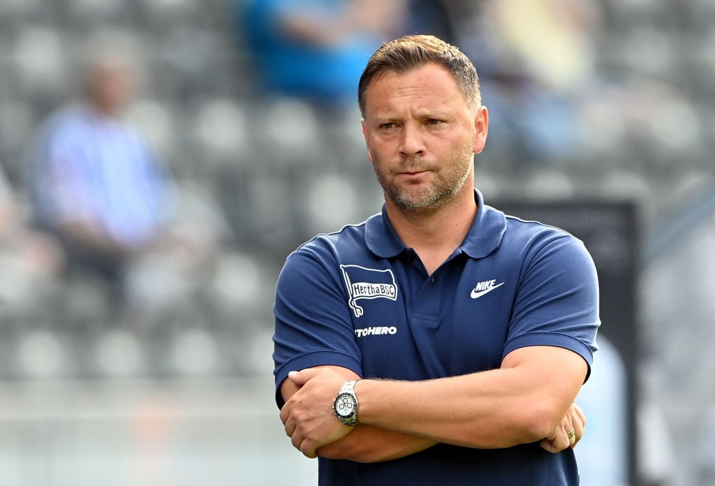 Cheftrainer Pal Dardai von Hertha steht im Stadion.