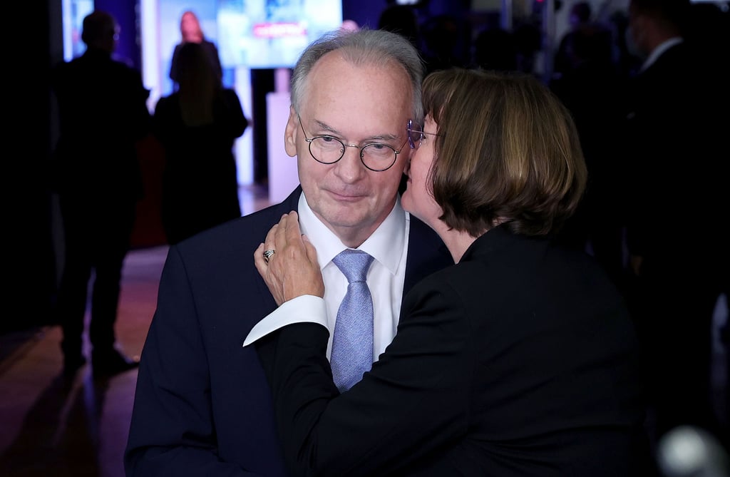 Küsschen für den Sieger: Ehefrau Gabriele gratuliert Ministerpräsident Reiner Haseloff (CDU) am Donnerstag zur Wiederwahl. Die klappte allerdings erst im zweiten Anlauf.