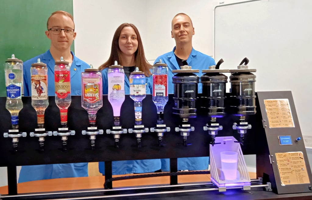 Moritz Zehnpfund, Joline Träger und Erik Maue (v.l.) präsentieren ihren Cocktailautomaten. Die Flaschen sind hier mit Wasser gefüllt.