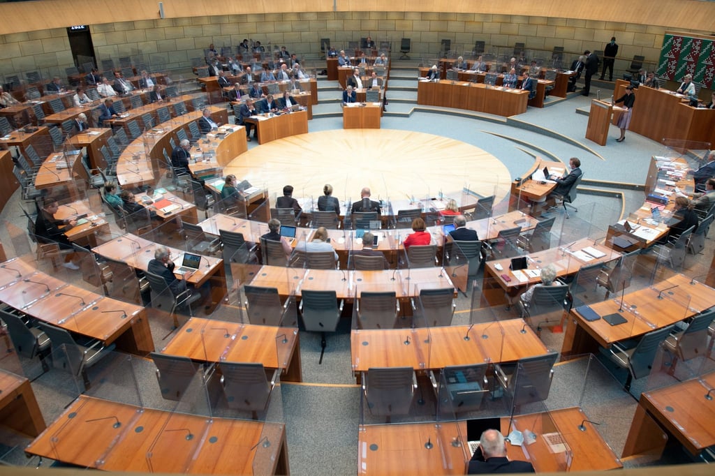 Der Landtag debattiert im Plenum.