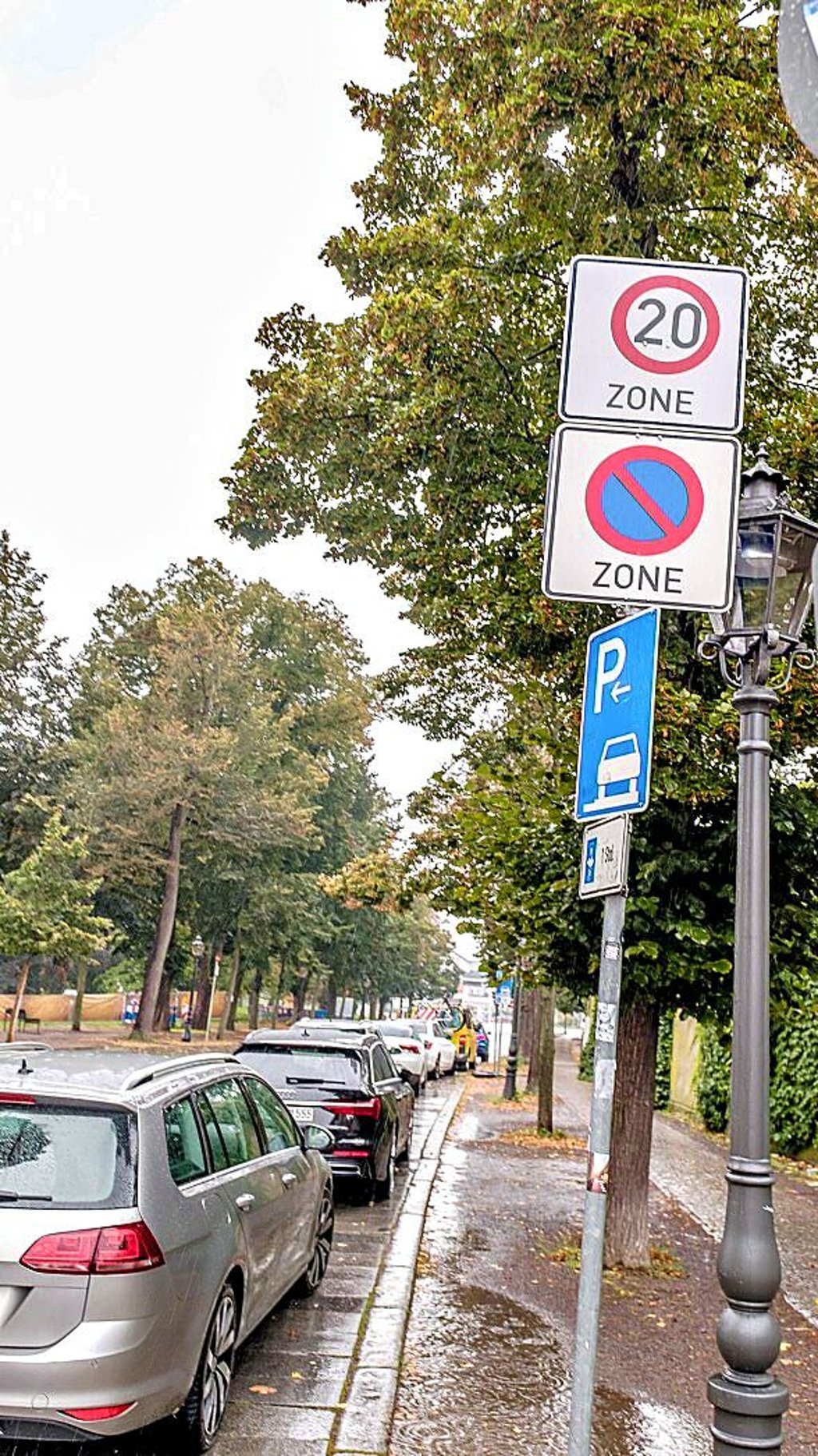 Um diese Parkplätze am Schloss dreht sich die Debatte.