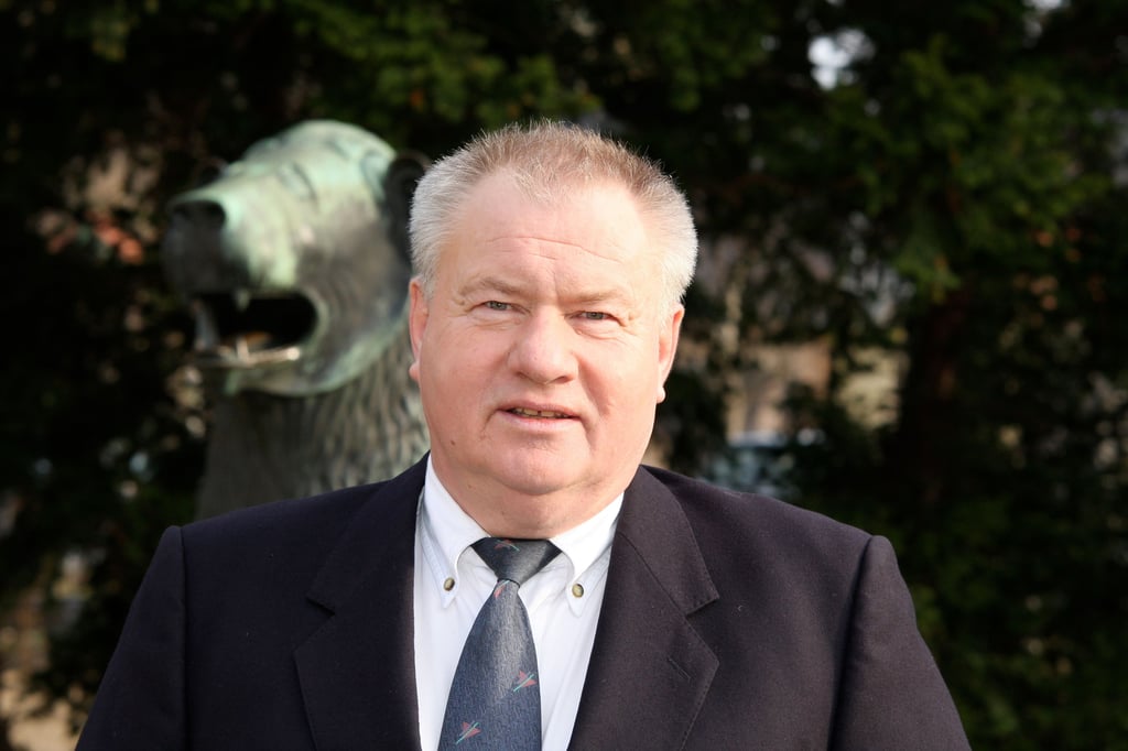 Die Stadt Blankenburg trauert um ihren ehemaligen Bürgermeister Hanns-Michael Noll (CDU) - hier vor dem Braunschweiger Löwen, dessen Rettung er mit initiiert hatte.