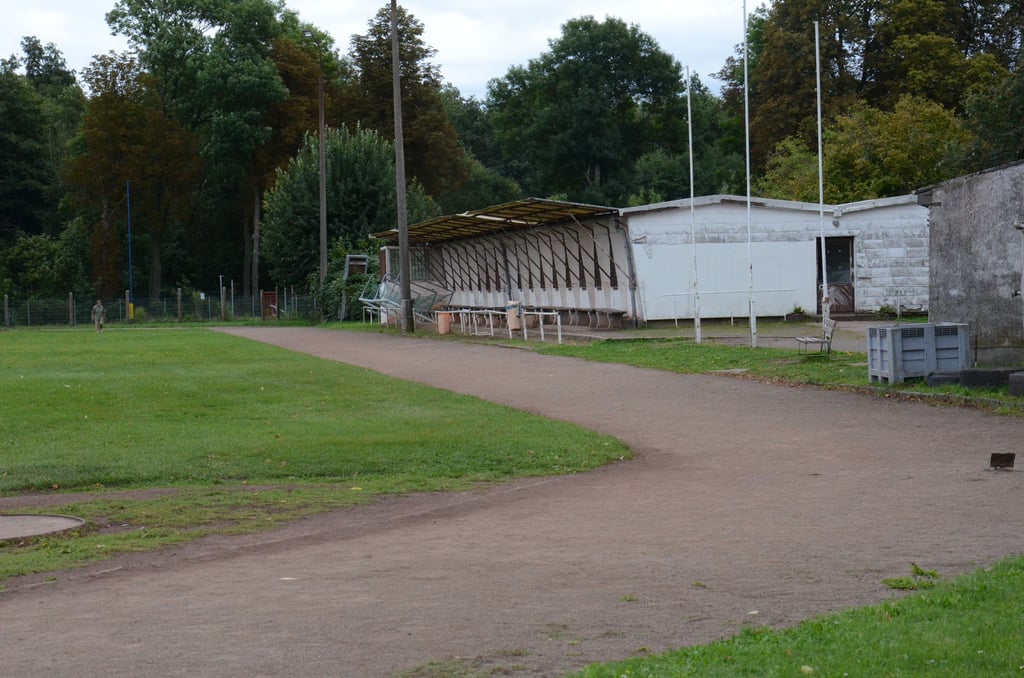 Im Gebäude der Kegelbahn befinden sich die Sanitäranlagen, doch diese sind unzureichend.