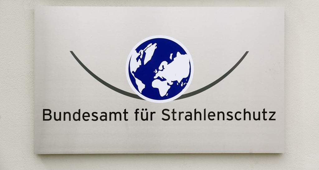 Blick auf ein Schild mit der Aufschrift "Bundesamt für Strahlenschutz".