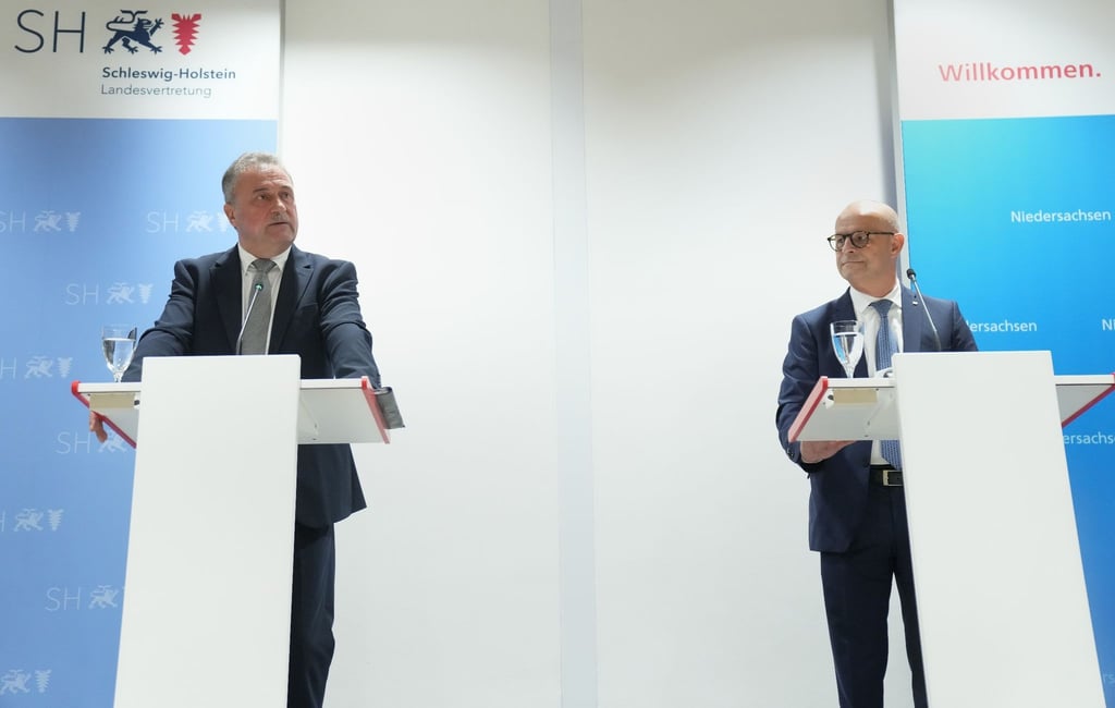 Bahn-Personalvorstand Martin Seiler (r) und GDL-Chef Claus Weselsky stehen zusammen bei einer Pressekonferenz.