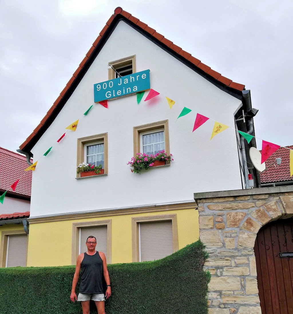 Heiko Seifert ist bereit: Gleina feiert 900-jähriges Bestehen und er hat Haus und Hof geschmückt.