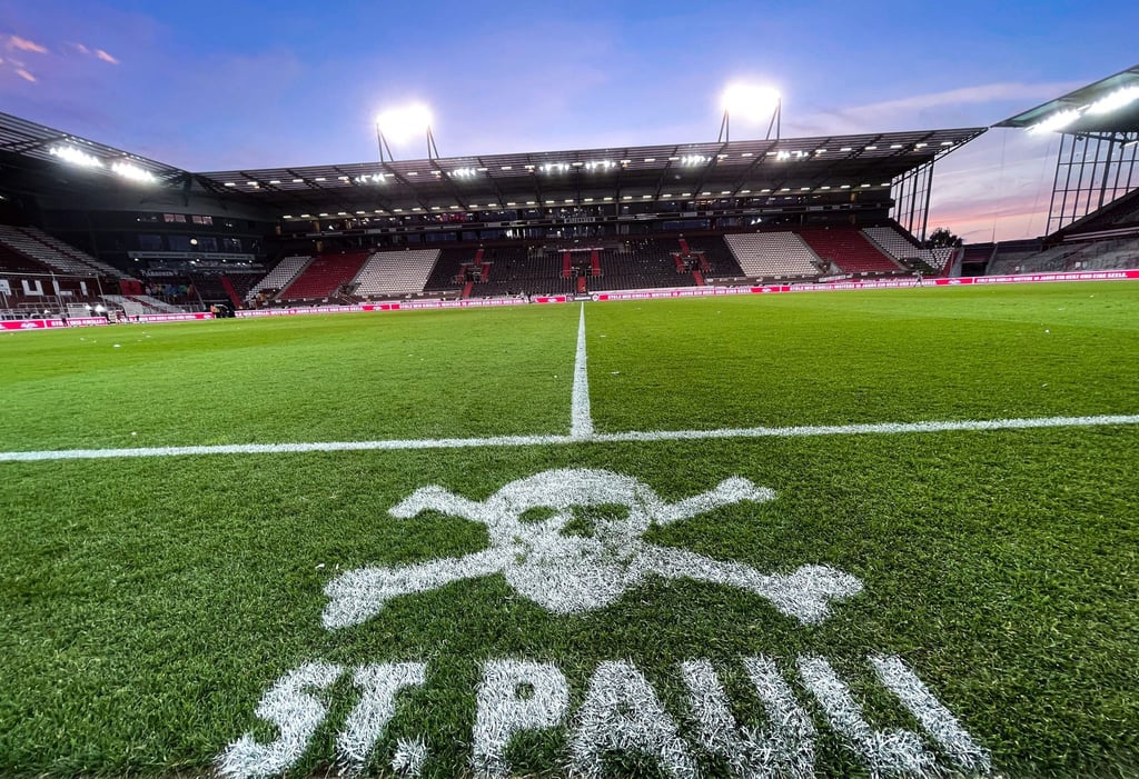 Das Logo von St.Pauli ist an der Mittellinie vor den Trainerbänken auf den Rasen gesprüht.