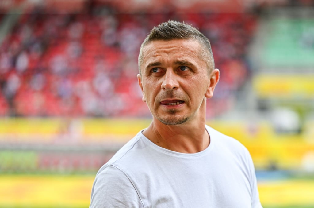 Trainer Mersad Selimbegović von Regensburg steht im Stadion.