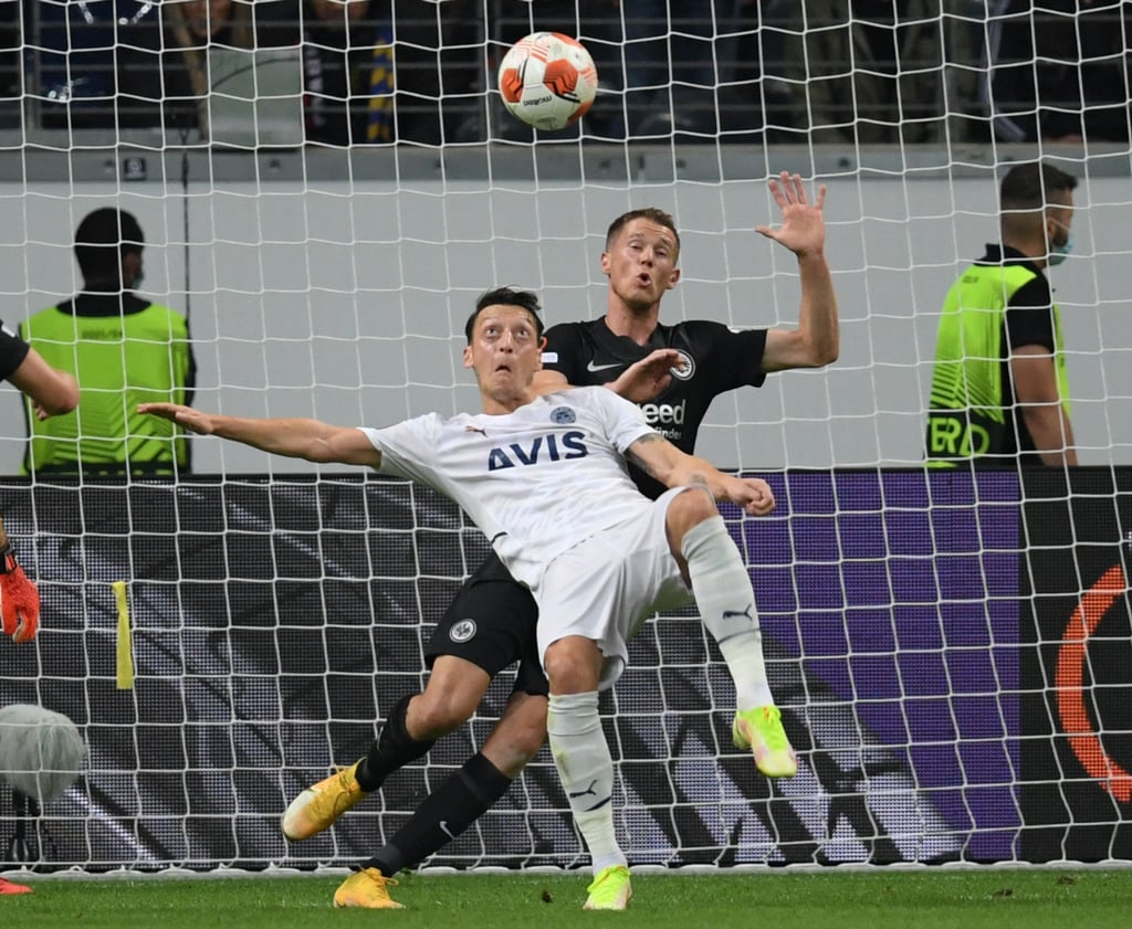 Istanbuls Mesut Özil (l) und Frankfurts Erik Durm kämpfen um den Ball.