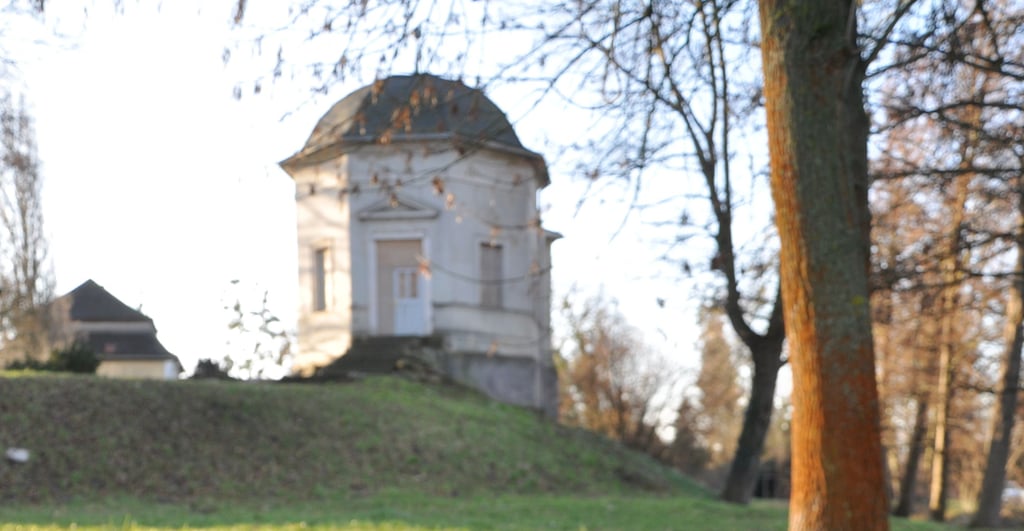 In Kürze soll mit der Sanierung des Fassade und der Fenster des Teehäuschens im Zerbster Schlossgarten begonnen werden.