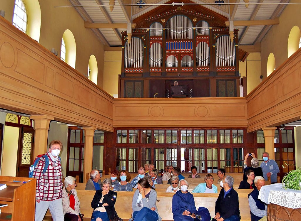 In Wetzendorf versammeln sich die Teilnehmer der Orgelfahrt des Evangelischen Kirchenkreises in der Kirche, um Wissenswertes über die dortige Heerwagen-Orgel zu erfahren. Sie fügt sich in das Schiff harmonisch ein.