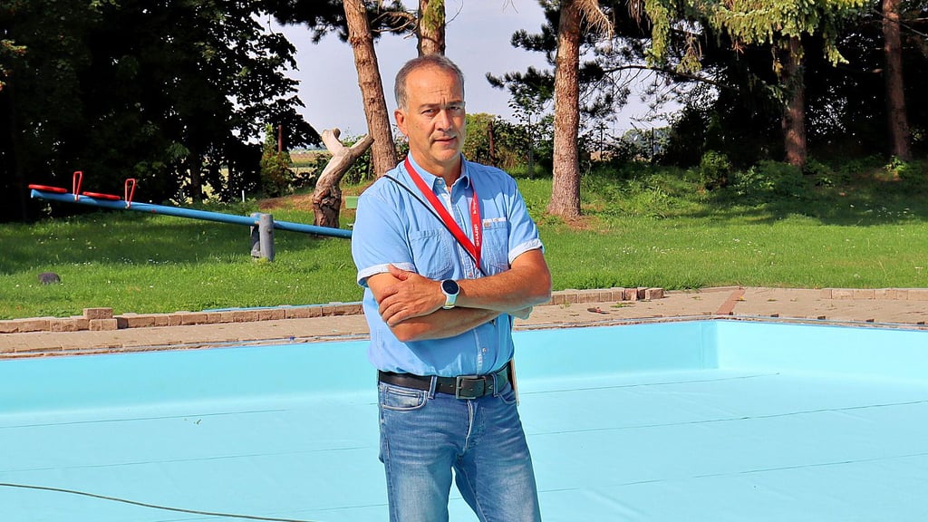 Bürgermeisterkandidat Michael Richter, hier im Freibad Eilenstedt, in dem aktuell die gesamte Folie erneuert wird.