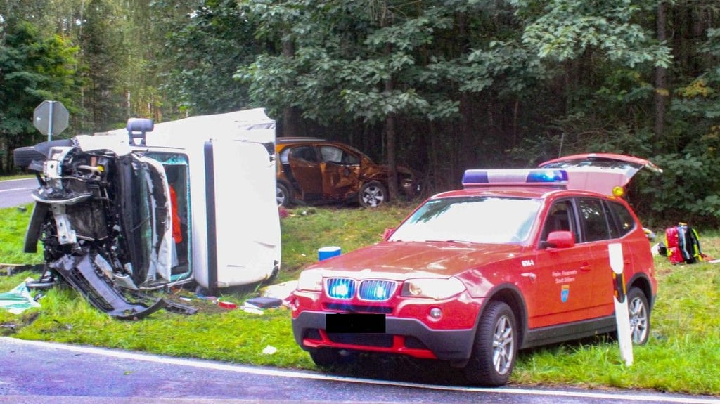 Ein Lkw und ein Pkw kollidierten am Freitag auf der Bundesstraße 156 in Brandenburg.